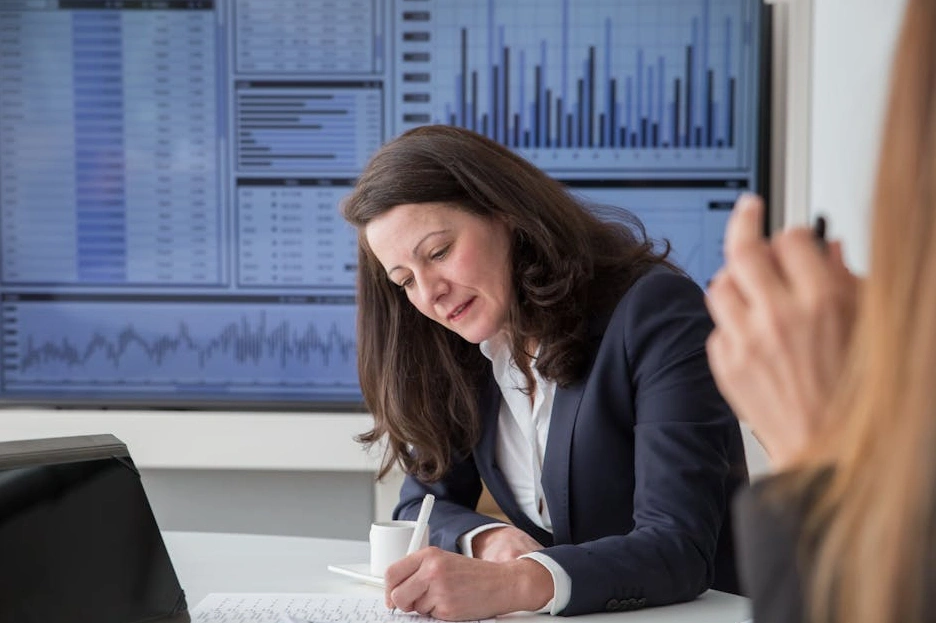 Uśmiechnięty specjalista ds. marketingu analizujący dane na laptopie